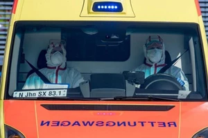 Xe cấp cứu chở bệnh nhân COVID-19 đến bệnh viện ở Leipzig (Đức) ngày 25-3. Ảnh: REUTERS