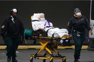 Di chuyển một bệnh nhân COVID-19 vào bệnh viện ở quận Manhattan, TP New York, bang New York (Mỹ) ngày 25-3. Ảnh: REUTERS