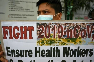 Kêu gọi bảo vệ nhân viên y tế đang chiến đấu với COVID-19, trước một bệnh viện công tại Manila (Philippines) Ảnh: BANGKOK POST