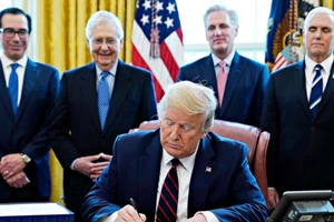 Tổng thống Mỹ Donald Trump rất nhanh đã ký ban hành gói giải cứu lịch sử trị giá 2.200 tỉ USD ngay sau khi Quốc hội thông qua, ngày 27-3. Ảnh: ABCNEWS