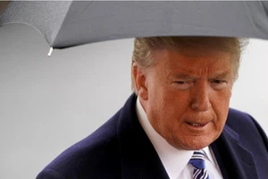 Tổng thống Mỹ Donald Trump quyết định kéo dài các hướng dẫn giãn khoảng cách xã hội đến hết tháng 4 để ngăn dịch COVID-19. Ảnh: REUTERS