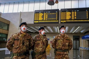 Binh sĩ Ý canh gác tại TP Palermo, vùng Sicily (miền Nam Ý). Ảnh: EPA