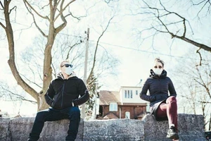 Đeo khẩu trang và giữ khoảng cách là hai biện pháp phòng lây nhiễm COVID-19 hữu hiệu. Ảnh: AP