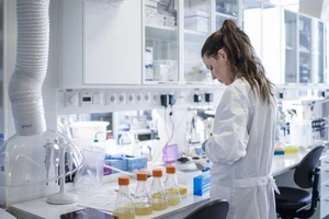 Một nhà khoa học đang nghiên cứu vaccine ngừa COVID-19 tại một phòng nghiên cứu ở Copenhagen (Đan Mạch). Ảnh: AFP