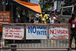 Người dân địa phương tình nguyên canh gác tại một chốt kiểm soát ngừa COVID-19 ở thủ đô Manila (Philippines) ngày 3-4. Ảnh: EPA-EFE