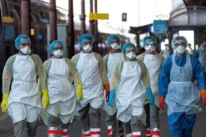 Nhân viên y tế tại khu vực một bệnh viện dã chiến được trưng dụng lại từ một tàu lửa cao tốc ở nhà ga TP Strasbourg (Pháp) ngày 3-4. Ảnh: REUTERS