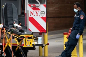 Một nhân viên y tế nghỉ mệt bên ngoài bệnh viện Wyckoff Heights ở TP New York, bang New York (Mỹ) ngày 5-4. Ảnh: REUTERS