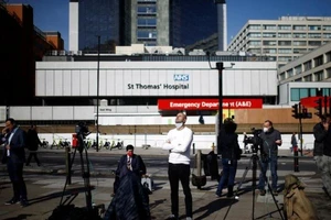 Cánh báo chí chờ tin bên ngoài bệnh viện St Thomas’ ở London – nơi Thủ tướng Anh Boris Johnson đang điều trị COVID-19, ngày 7-4. Ảnh: REUTERS
