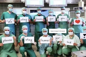 Các y bác sĩ Anh kêu gọi người dân ở nhà: “Chúng tôi đi làm vì bạn, bạn hãy ở nhà vì chúng tôi”. Ảnh: TWITTER