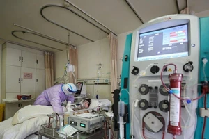 Một bệnh nhân COVID-19 ở Vũ Hán (Trung Quốc) được điều trị bằng phương pháp ECMO, được biết đến với cách gọi “phổi nhân tạo”. Ảnh: AFP
