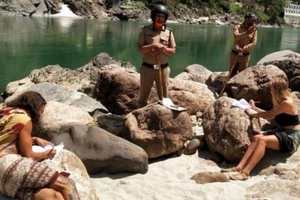 Đi lung tung vi phạm lệnh phong tỏa ở Ấn Độ, du khách bị cảnh sát bắt phải chép phạt câu “Tôi rất xin lỗi” cả 500 lần. Ảnh: TWITTER