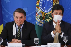 Tổng thống Jair Bolsonaro (trái) và Bộ trưởng Y tế Luiz Henrique Mandetta (phải) trong một cuộc họp báo về COVID-19. Ảnh: PODER360