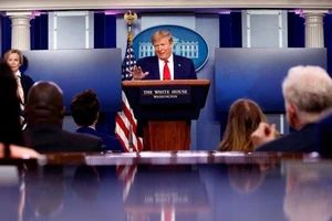 Tổng thống Mỹ Donald Trump vừa ra sắc lệnh tạm ngưng cho phép nhập cư trong 60 ngày. Ảnh: AP