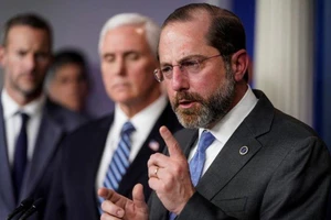 Bộ trưởng Y tế và Dịch vụ nhân sinh Mỹ Alex Azar (phải) trong một cuộc họp báo tại Nhà Trắng về COVID-19. Ảnh: REUTERS