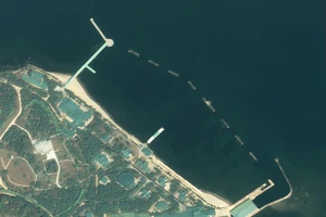 Ảnh vệ tinh cho thấy con tàu dài 55m đậu gần khu biệt thự của ông Kim Jong-un ở Wonsan ngày 15-4. Ảnh: EOS LANDVIEWER