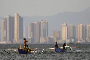 Ngư dân trên các tàu cá ở vịnh Manila gần TP Cavite thuộc tỉnh Cavite(Philippines). Ảnh: EPA