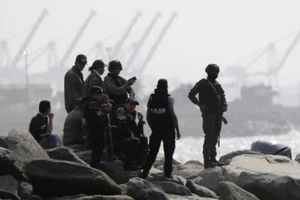 Binh sĩ Venezuela tại thị trấn Macuro ở bang La Guaira ở phía bắc Venezuela sau khi xảy ra vụ tấn công. Ảnh: REUTERS