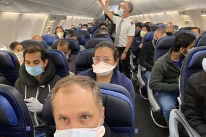 Một chuyến bay nội địa của hãng United Airlines chật cứng khách trong mùa COVID-19. Ảnh: TWITTER