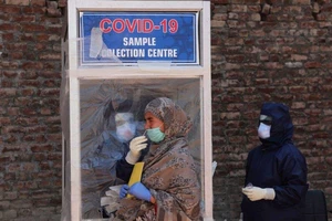 Một quầy lấy mẫu xét nghiệm COVID-19 ở TP Srinagar, bang Jammu and Kashmir (Ấn Độ). Ảnh: EPA-EFE