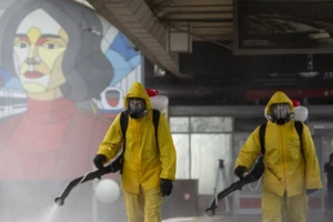 Khử trùng một nhà ga xe lửa ở Moscow (Nga). Ảnh: THX