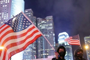Người biểu tình Hong Kong mang cờ Mỹ xuống đường. Ảnh: SCMP