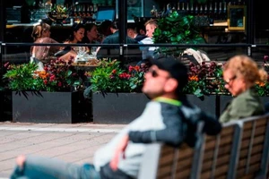 Thụy Điển không áp dụng các biện pháp phong tỏa khắt khe, phần lớn nhà hàng, quán bar, cửa hàng vẫn mở cửa. Ảnh: CNN