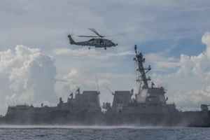 Trực thăng MH-60R Seahawk chuẩn bị hạ cánh xuống tàu khu trục USS Mustin (Mỹ). Ảnh: US NAVY