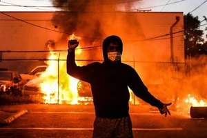 Cả nước Mỹ đang sục sôi biểu tình sau khi một thanh niên da màu bị một cảnh sát da trắng dùng gối kẹp cổ đến chết. Ảnh: AP