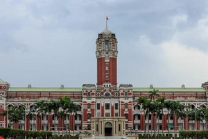 Quân đội Trung Quốc dựng dinh lãnh đạo Đài Loan để tập trận