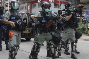 Cảnh sát chống bạo động bắn hơi cay đối phó một cuộc biểu tình ở Hong Kong phản đối luật an ninh quốc gia. Ảnh: AP