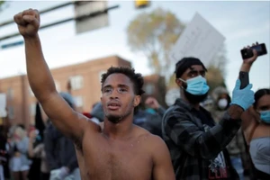 Biểu tình tại TP Sanit Paul, bang Minnesota (Mỹ) ngày 31-5. Ảnh: REUTERS