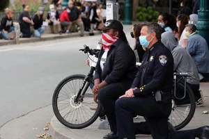 Cảnh sát quỳ gối ở TP Santa Cruz, bang California (Mỹ). 