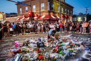 Người biểu tình tập trung tại địa điểm người đàn ông da màu Floyd bị cảnh sát da trắng dùng đầu gối ghè cổ đến chết. Ảnh: CNN