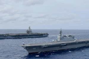 Tàu sân bay Mỹ và tàu trực thăng Nhật một lần đến biển Đông.