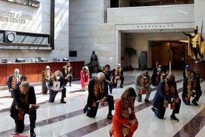 Đảng Dân chủ vận động ra luật siết hành vi cảnh sát, e khó