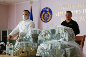 Tiền hối lộ được mang đến công khai tại cuộc họp báo. Ảnh: AP