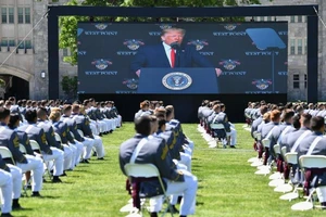 Tổng thống Donald Trump (trên màn hình) phát biểu trước các học viên sĩ quan West Point tốt nghiệp khóa 2020 tại buổi lễ ngày 13-6. Ảnh: Nicholas Kamm/AFP/GETTY IMAGES