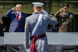 Tổng thống Mỹ Donald Trump (trái) và Sĩ quan Darryl A. Williams (trái) tại buổi lễ tốt nghiệp của học viên sĩ quan West Point tại bang New York (Mỹ) ngày 13-6.