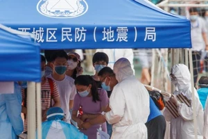 Người dân Bắc Kinh đi xét nghiệm COVID-19 ngày 15-6. Ảnh: REUTERS