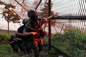 Lính thủy quân lục chiến Mỹ tuần tra gần biên giới biển với Triều Tiên, ngày 16-6. Ảnh: YONHAP