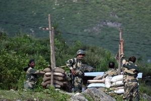 Binh sĩ Ấn Độ tại khu vực biên giới Ladakh ngày 16-6. Ảnh: ANADOLU/GETTY IMAGES