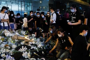 Tưởng niệm người biểu tình Marco Leung Ling-kit rơi từ một giàn giáo xuống và chết trong cuộc biểu tình tại Hong Kong một năm trước, ngày 15-6. Ảnh: Tyrone Siu/REUTERS