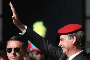 Tổng thống Jair Bolsonaro (đội mũ đỏ) tham gia một sự kiện công cộng ở Rio de Janeiro (Brazil) hồi tháng 5. Ảnh: REUTERS/ Ricardo Moraes 