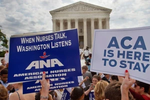 Biểu tình ủng hộ Obamacare trước trụ sở Tòa án Tối cao ở thủ đô Washington DC (Mỹ). Ảnh: AP/NBC NEWS
