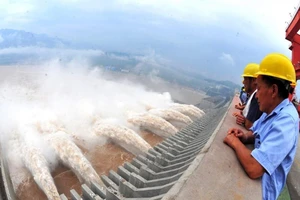 Công nhân quan sát đập Tam Hiệp xả nước sau một đợt mưa lớn ngày 24-7-2012. Ảnh: STR/AFP/GETTY IMAGES
