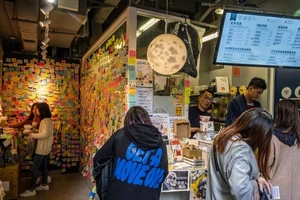 Một cửa hàng màu vàng ở Hong Kong. Ảnh: NEW YORK TIMES