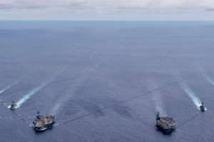 Hai đội tàu sân bay tấn công USS Nimitz và USS Ronald Reagan của Hải quân Mỹ.