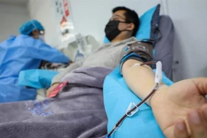 Tiến sĩ Kong Yuefeng cho kháng thể tại một trung tâm y tế ở Vũ Hán (Trung Quốc) sau khi được điều trị khỏi COVID-19. Ảnh: Yuan Zheng/EPA