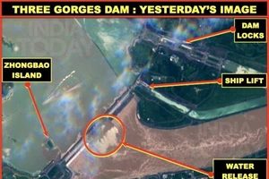 Ảnh vệ tinh chụp ngày 9-7 cho thấy đập Tam Hiệp đã mở hết tất cả cửa xả lũ. Ảnh: INDIA TODAY/TAIWANS NEWS