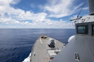Tàu khu trục tên lửa USS Ralph Johnson thực hiện chiến dịch an ninh hàng hải gần quần đảo Trường Sa ở Biển Đông. Ảnh: US NAVY